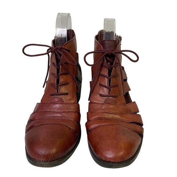 Steve Madden Red Strappy Buckle Leather Bootie Size 7.5 - Picture 4 of 11